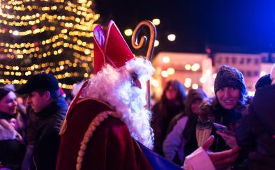 Saint-Nicolas distributes pretzels to well-behaved children