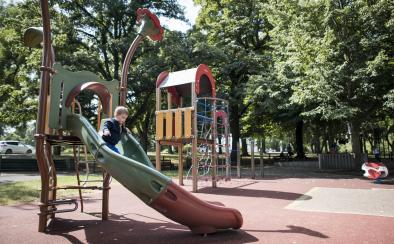 Kleiner Junge, der auf einem Spielplatz spielt