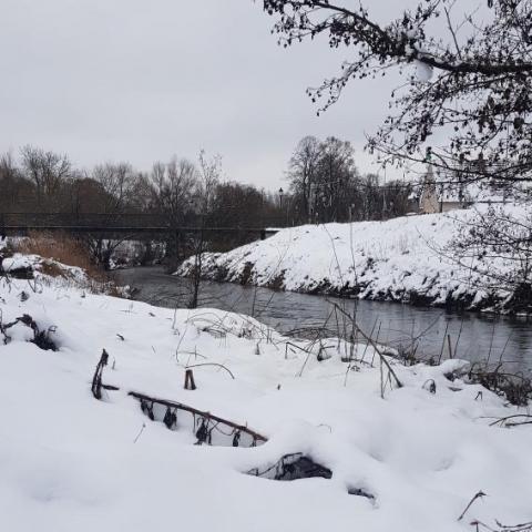 Sentier avec rivière glacé © Saison hiver bureau 