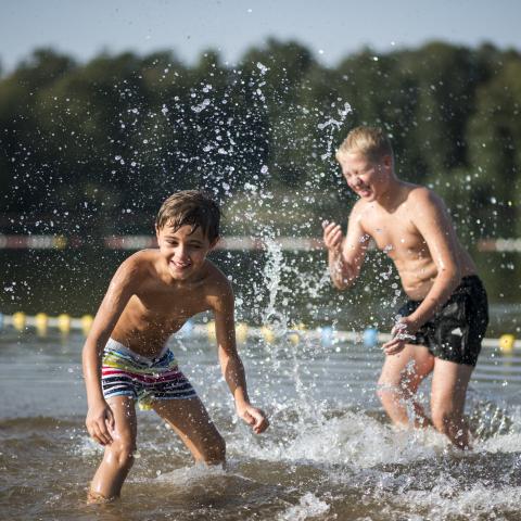 Twee kinderen die plezier hebben aan het Brumath-meer