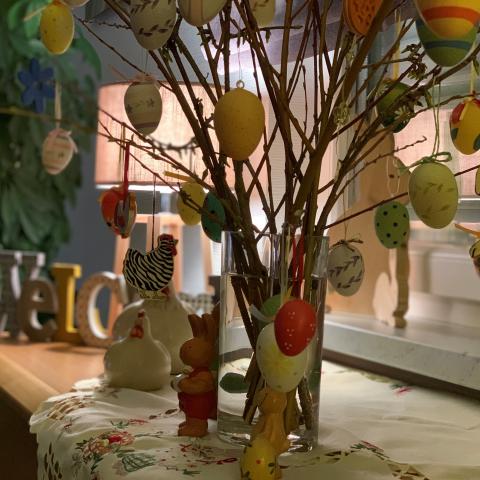 Osterbaum, Dekoration mit Eiern im Elsass